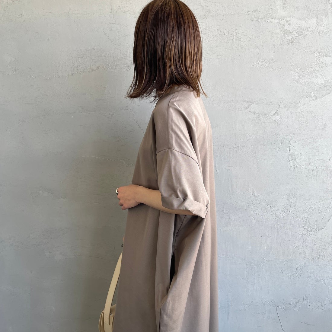 mizuiro ind [ミズイロインド] ロールアップスリーブワイドワンピース [2-250108] 20 GREIGE &&モデル身長：158cm 着用サイズ：F&&