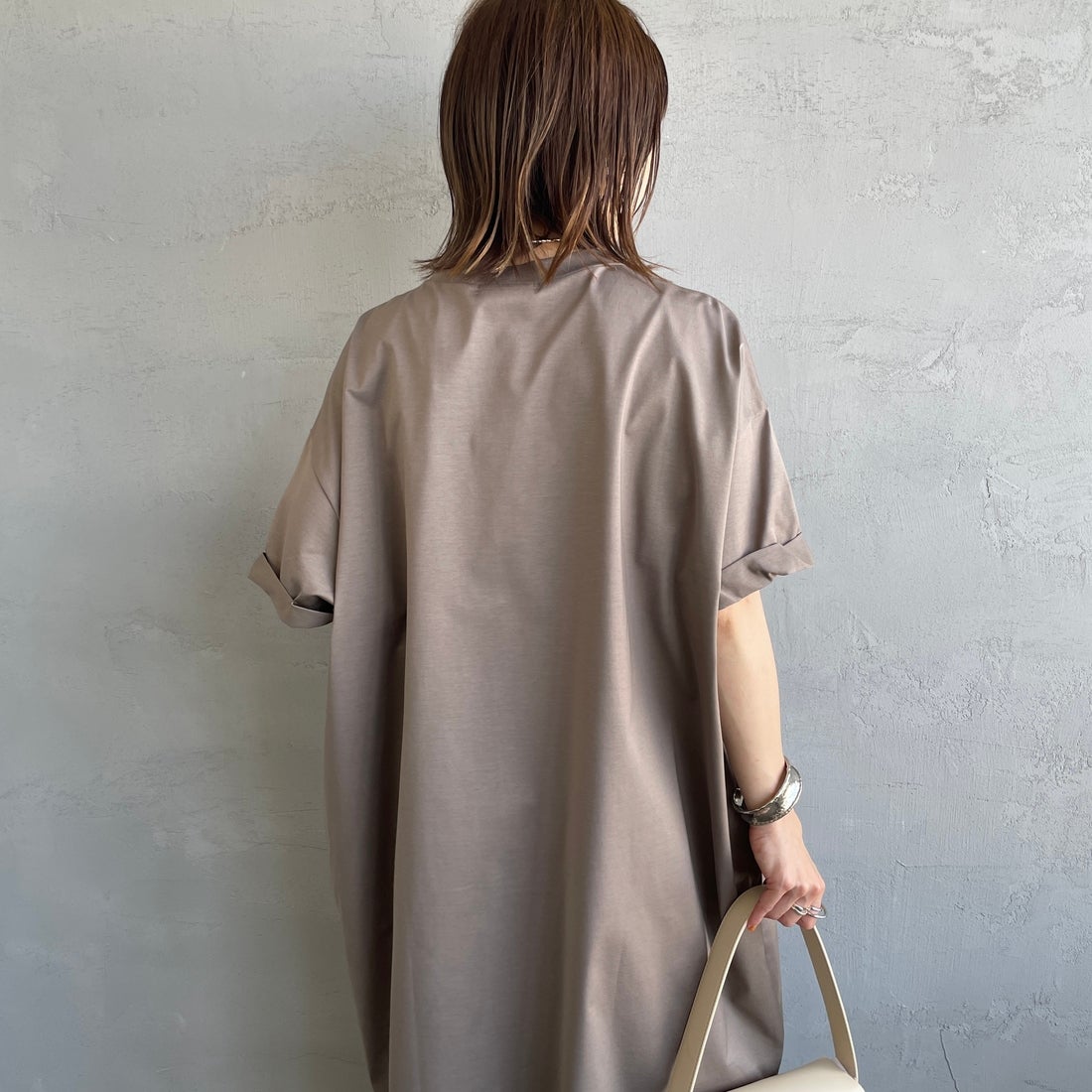 mizuiro ind [ミズイロインド] ロールアップスリーブワイドワンピース [2-250108] 20 GREIGE &&モデル身長：158cm 着用サイズ：F&&