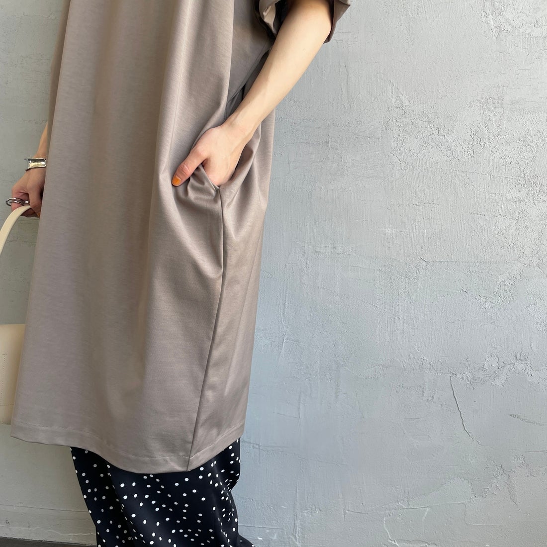 mizuiro ind [ミズイロインド] ロールアップスリーブワイドワンピース [2-250108] 20 GREIGE &&モデル身長：158cm 着用サイズ：F&&