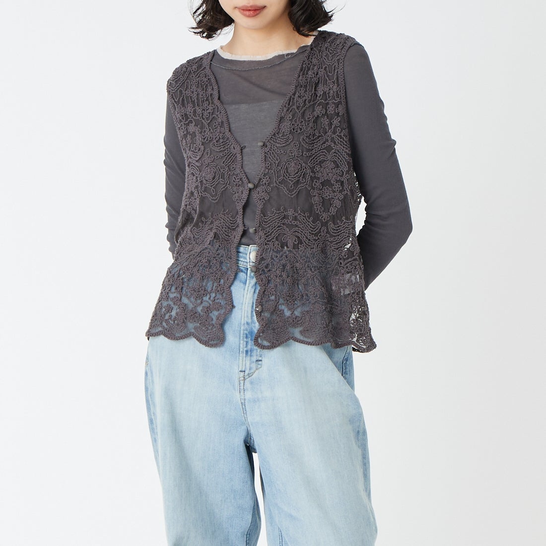 TORRAZZO DONNA [トラッゾドンナ] 立体コード刺繍レースベスト [6266-333] 15 CHARCOA &&モデル身長：162cm 着用サイズ：F&&