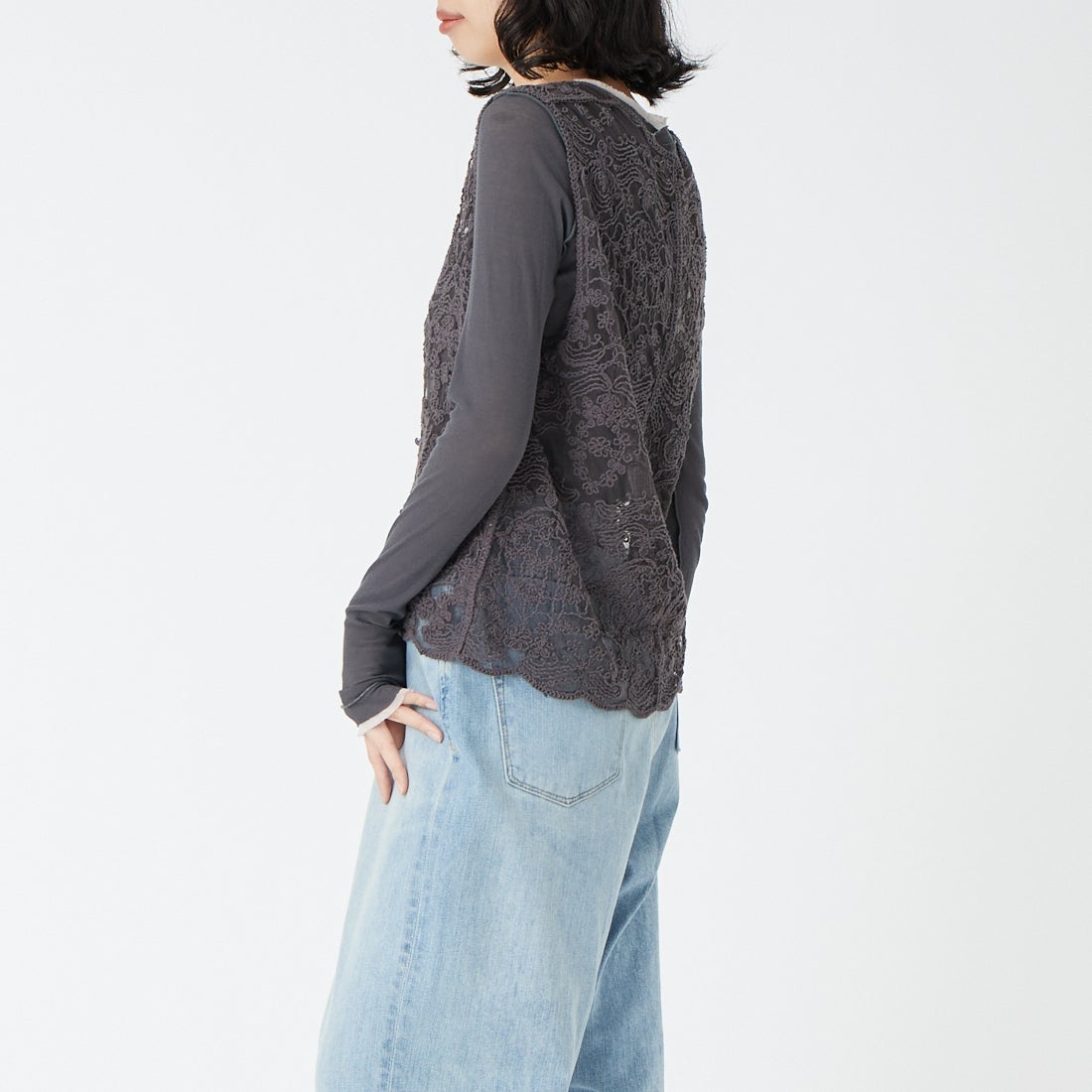 TORRAZZO DONNA [トラッゾドンナ] 立体コード刺繍レースベスト [6266-333] 15 CHARCOA &&モデル身長：162cm 着用サイズ：F&&