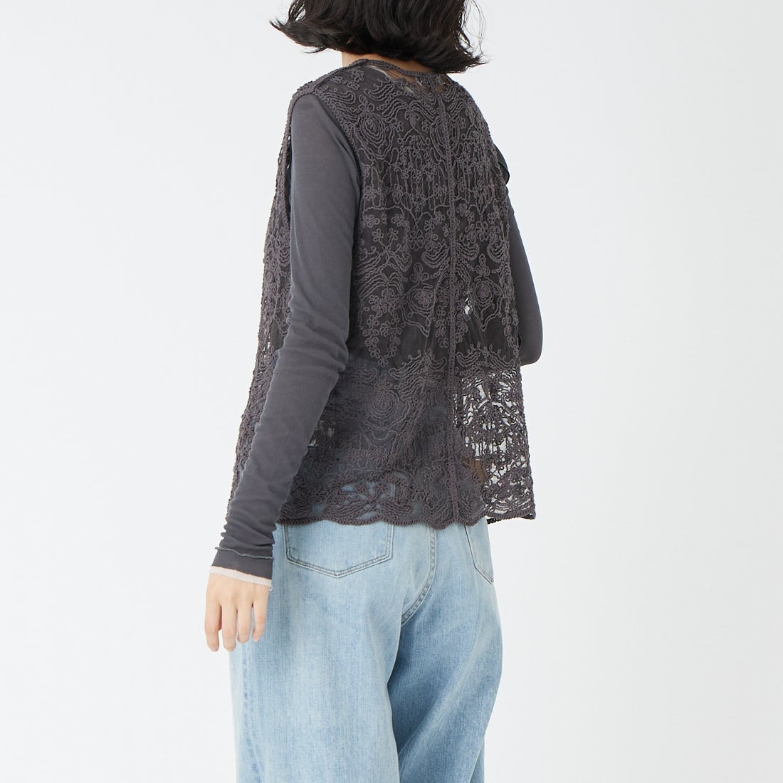 TORRAZZO DONNA [トラッゾドンナ] 立体コード刺繍レースベスト [6266-333] 15 CHARCOA &&モデル身長：162cm 着用サイズ：F&&