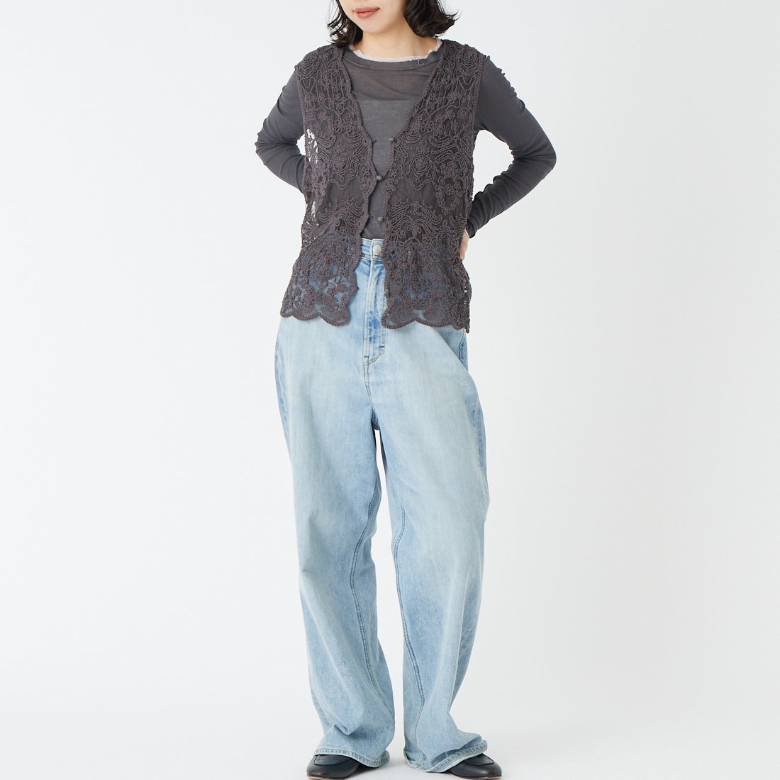 TORRAZZO DONNA [トラッゾドンナ] 立体コード刺繍レースベスト [6266-333] 15 CHARCOA &&モデル身長：162cm 着用サイズ：F&&
