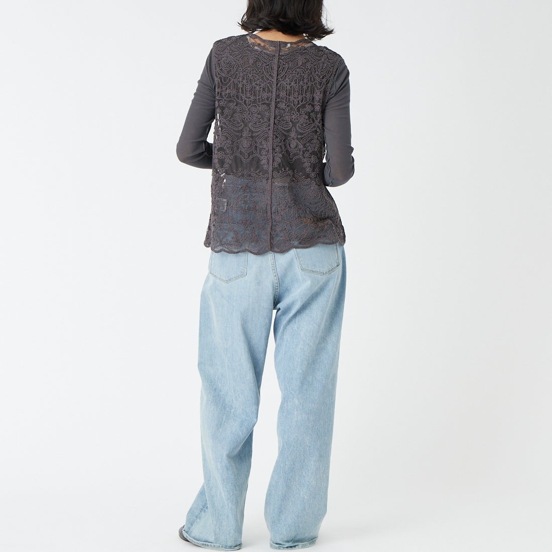 TORRAZZO DONNA [トラッゾドンナ] 立体コード刺繍レースベスト [6266-333] 15 CHARCOA &&モデル身長：162cm 着用サイズ：F&&