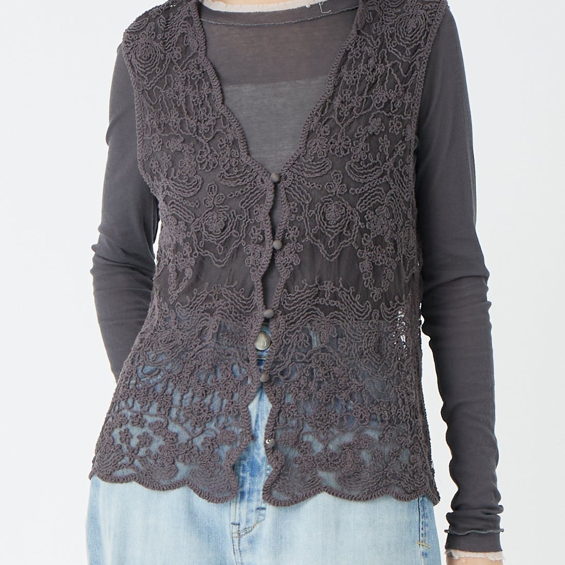 TORRAZZO DONNA [トラッゾドンナ] 立体コード刺繍レースベスト [6266-333] 15 CHARCOA &&モデル身長：162cm 着用サイズ：F&&