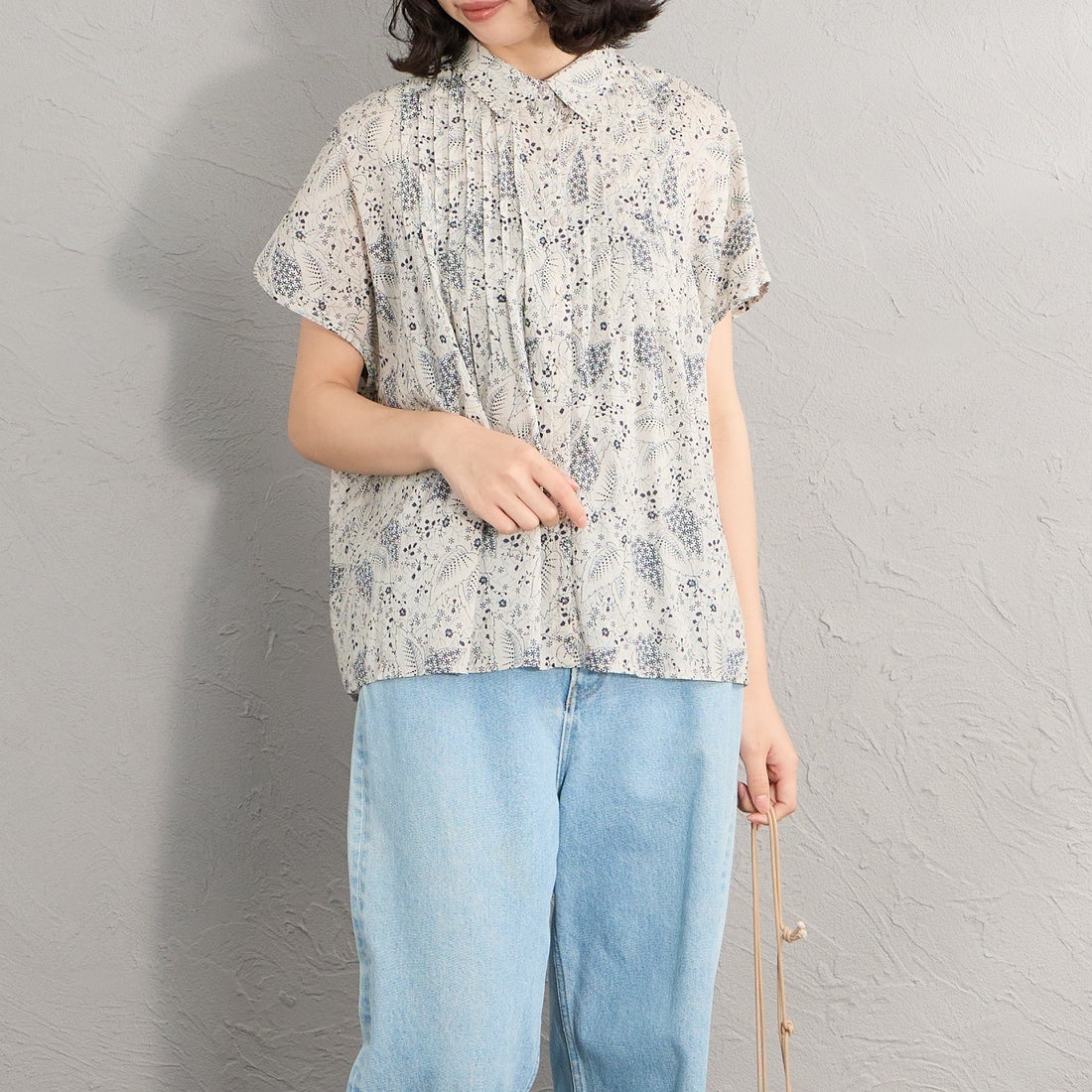 soil [ソイル] コットンボイル リーフ&フラワープリント レギュラーカラーショートスリーブシャツ [NSL26061] 9339 GRY &&モデル身長：162cm 着用サイズ：1&&