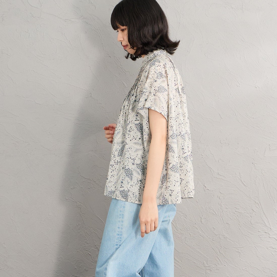 soil [ソイル] コットンボイル リーフ&フラワープリント レギュラーカラーショートスリーブシャツ [NSL26061] 9339 GRY &&モデル身長：162cm 着用サイズ：1&&