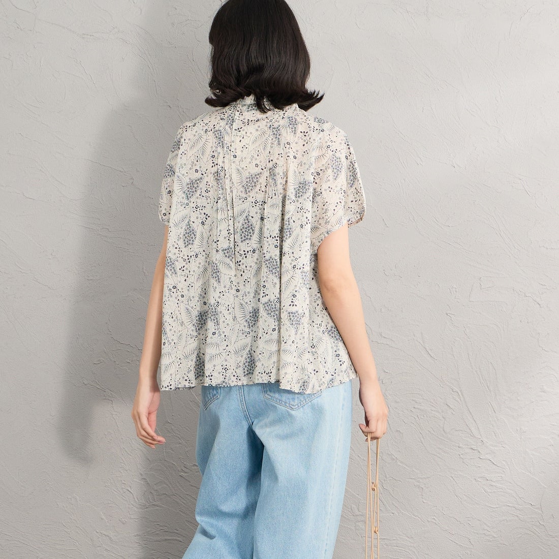 soil [ソイル] コットンボイル リーフ&フラワープリント レギュラーカラーショートスリーブシャツ [NSL26061] 9339 GRY &&モデル身長：162cm 着用サイズ：1&&