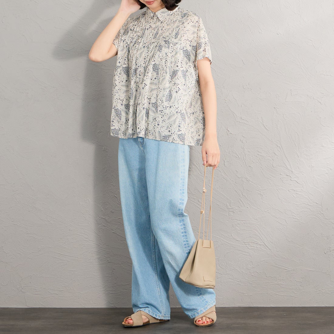 soil [ソイル] コットンボイル リーフ&フラワープリント レギュラーカラーショートスリーブシャツ [NSL26061] 9339 GRY &&モデル身長：162cm 着用サイズ：1&&
