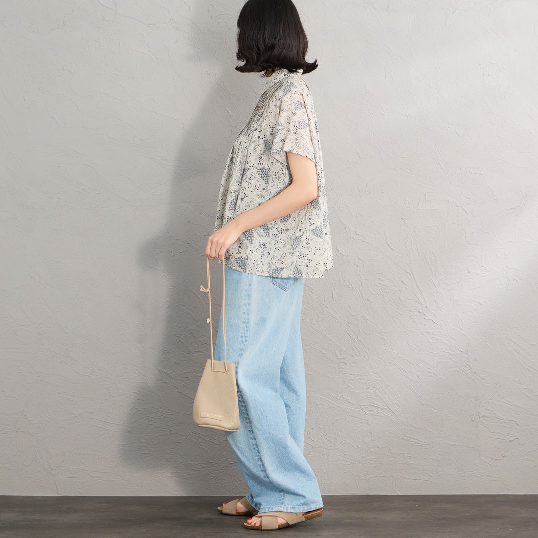 soil [ソイル] コットンボイル リーフ&フラワープリント レギュラーカラーショートスリーブシャツ [NSL26061] 9339 GRY &&モデル身長：162cm 着用サイズ：1&&