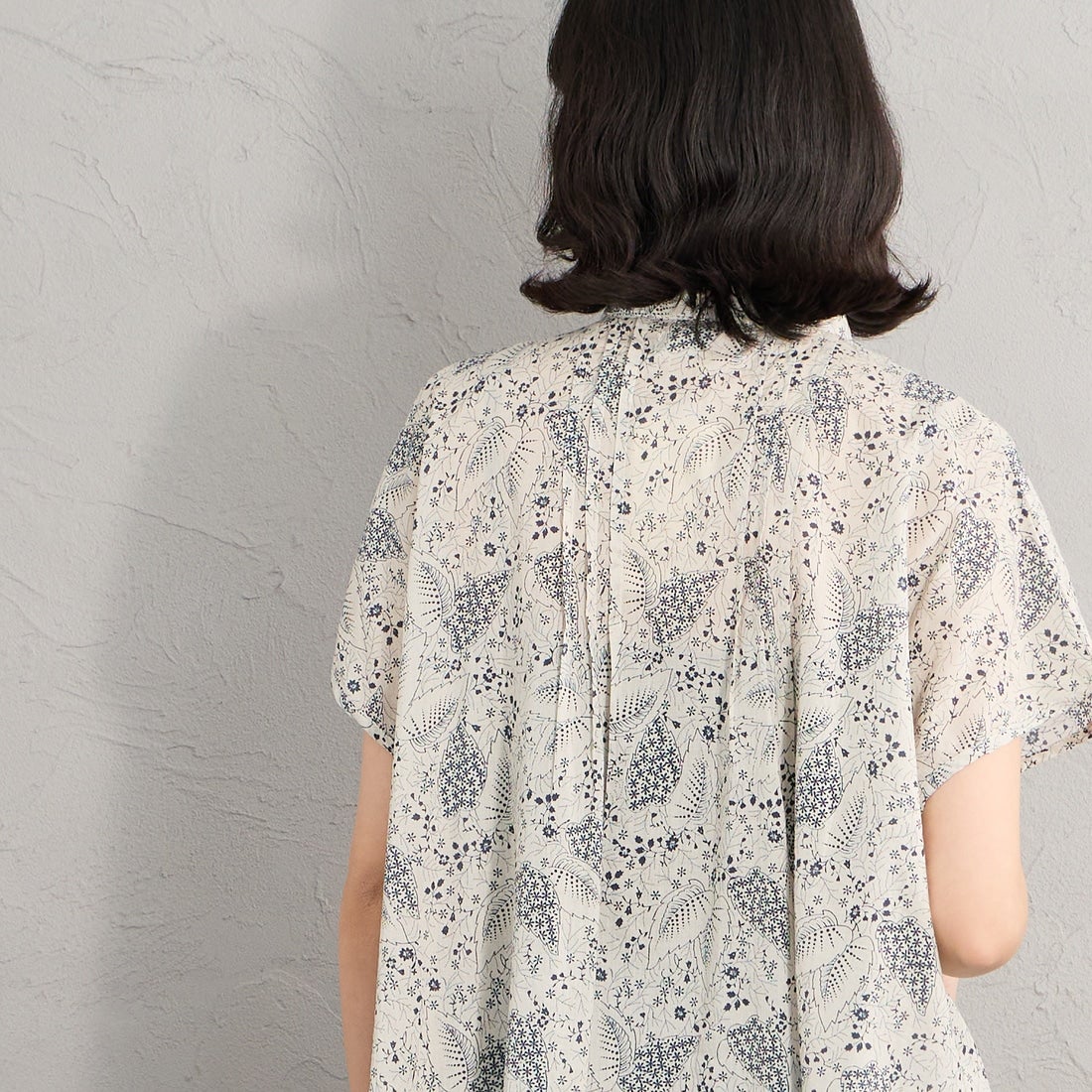 soil [ソイル] コットンボイル リーフ&フラワープリント レギュラーカラーショートスリーブシャツ [NSL26061] 9339 GRY &&モデル身長：162cm 着用サイズ：1&&