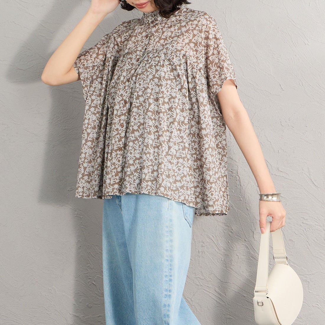 soil [ソイル] コットンボイル 2トーンフラワープリント フリルカラーフレンチスリーブシャツ [NSL26071] 9340 GREY &&モデル身長：162cm 着用サイズ：1&&
