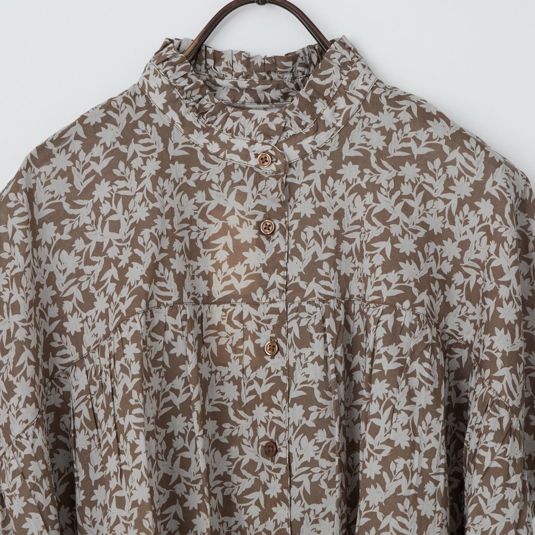 soil [ソイル] コットンボイル 2トーンフラワープリント フリルカラーフレンチスリーブシャツ [NSL26071] 9340 GREY