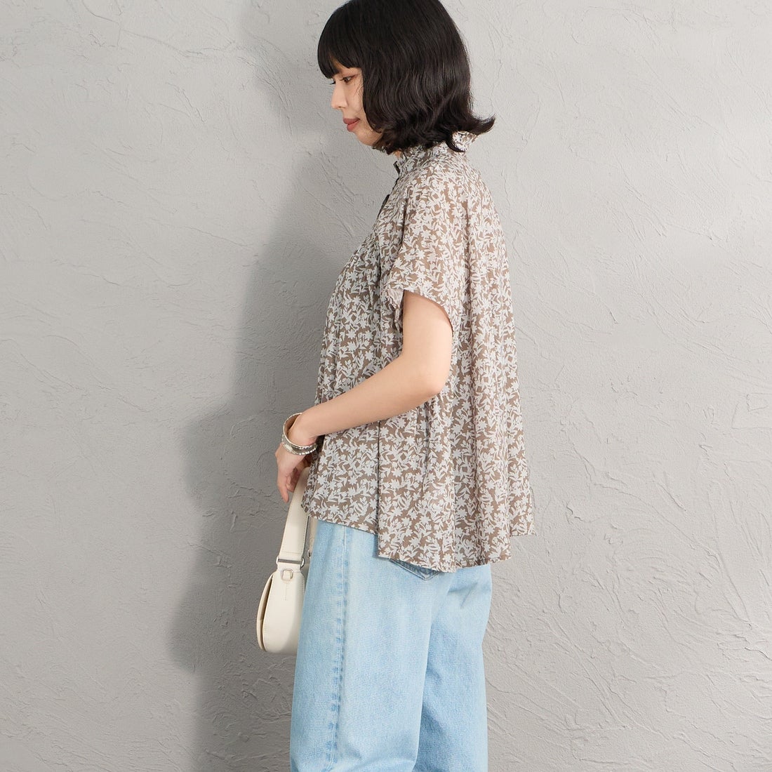 soil [ソイル] コットンボイル 2トーンフラワープリント フリルカラーフレンチスリーブシャツ [NSL26071] 9340 GREY &&モデル身長：162cm 着用サイズ：1&&