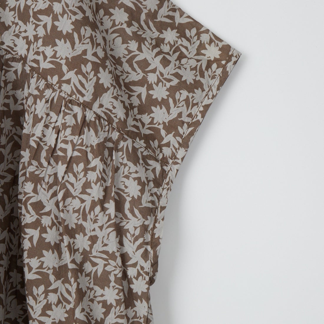 soil [ソイル] コットンボイル 2トーンフラワープリント フリルカラーフレンチスリーブシャツ [NSL26071] 9340 GREY