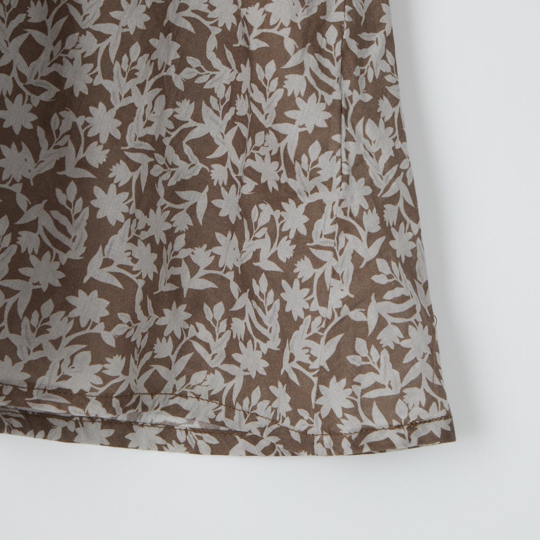 soil [ソイル] コットンボイル 2トーンフラワープリント フリルカラーフレンチスリーブシャツ [NSL26071] 9340 GREY