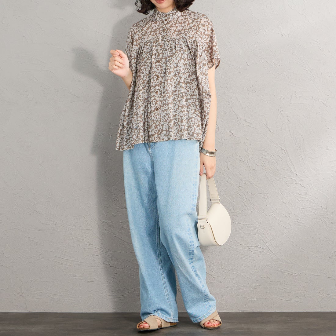 soil [ソイル] コットンボイル 2トーンフラワープリント フリルカラーフレンチスリーブシャツ [NSL26071] 9340 GREY &&モデル身長：162cm 着用サイズ：1&&