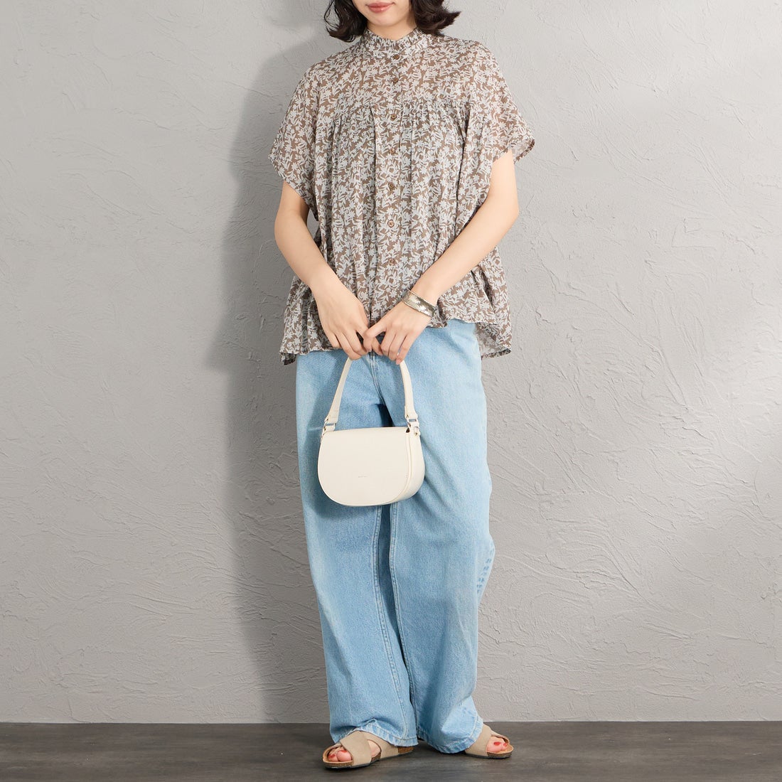 soil [ソイル] コットンボイル 2トーンフラワープリント フリルカラーフレンチスリーブシャツ [NSL26071] 9340 GREY &&モデル身長：162cm 着用サイズ：1&&