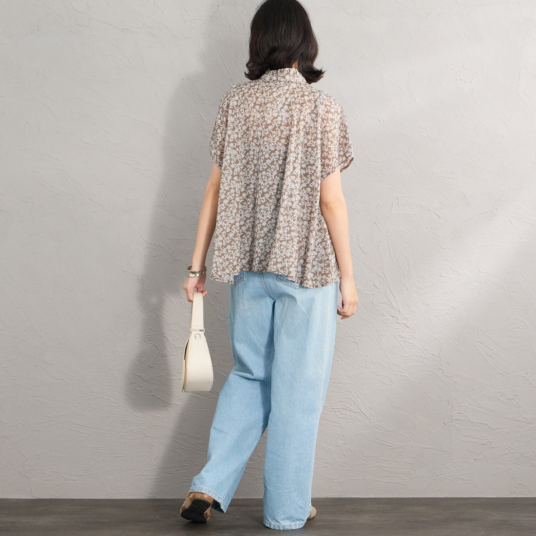 soil [ソイル] コットンボイル 2トーンフラワープリント フリルカラーフレンチスリーブシャツ [NSL26071] 9340 GREY &&モデル身長：162cm 着用サイズ：1&&