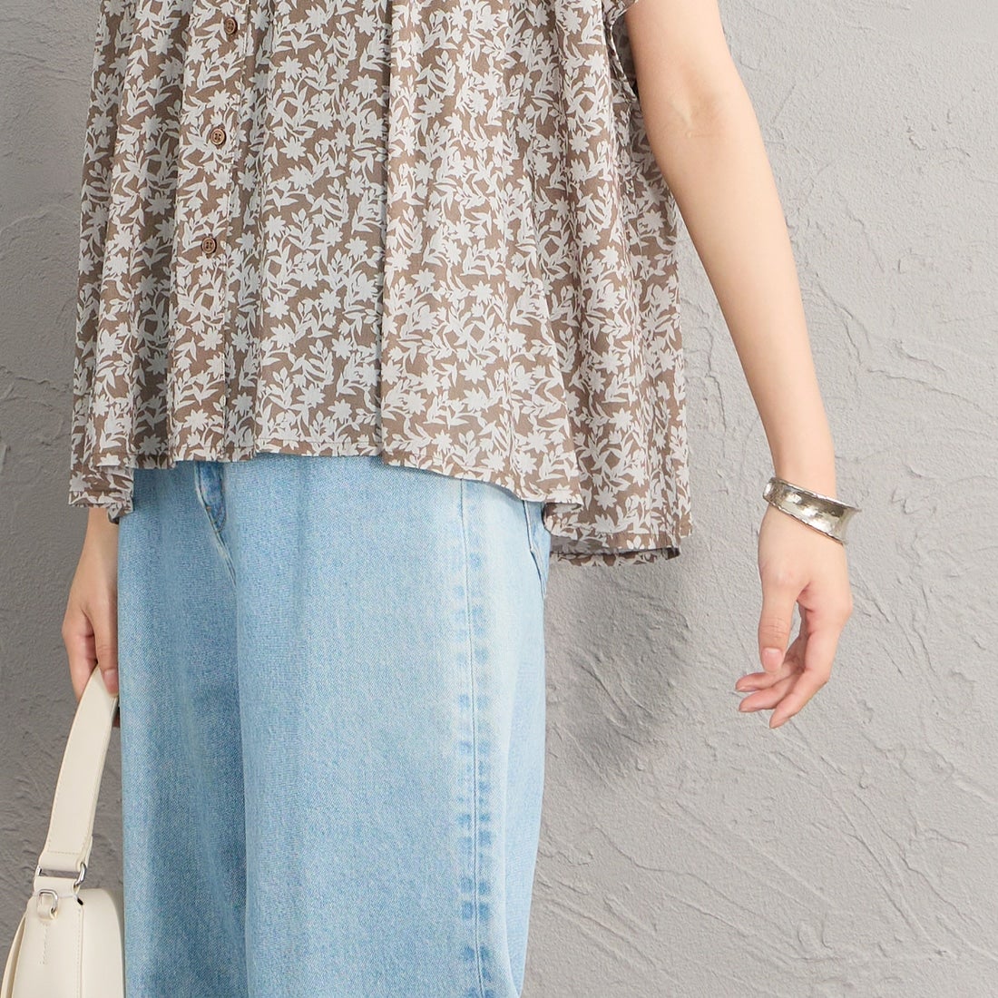 soil [ソイル] コットンボイル 2トーンフラワープリント フリルカラーフレンチスリーブシャツ [NSL26071] 9340 GREY &&モデル身長：162cm 着用サイズ：1&&