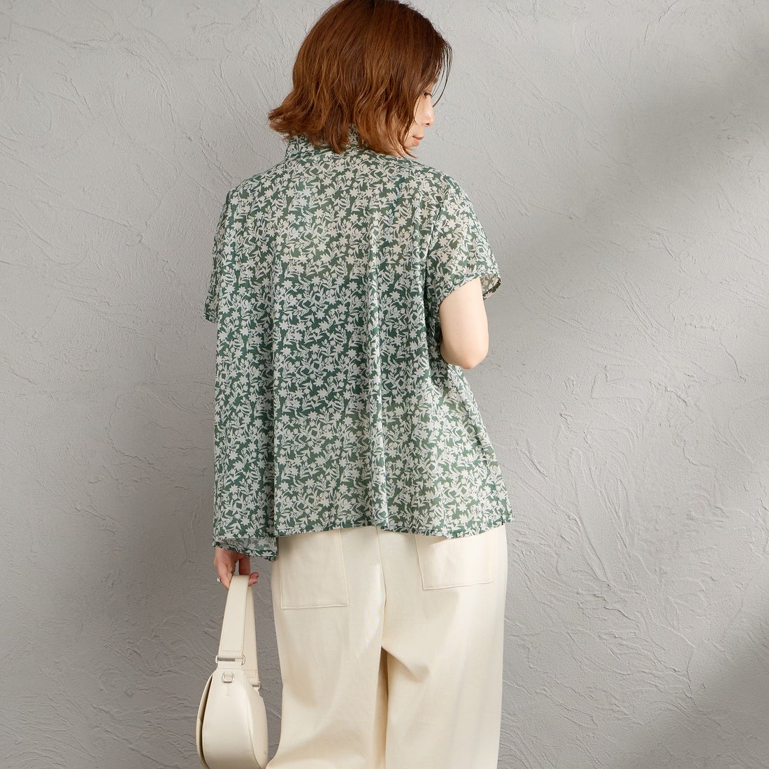 soil [ソイル] コットンボイル 2トーンフラワープリント フリルカラーフレンチスリーブシャツ [NSL26071] 4600 GREEN &&モデル身長：158cm 着用サイズ：1&&