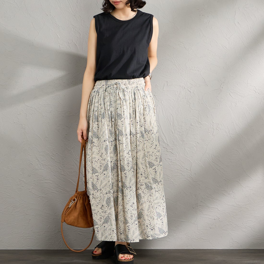 soil [ソイル] コットンボイル リーフ&フラワープリント ギャザースカート [NSL26065] 9339 GRY &&モデル身長：162cm 着用サイズ：2&&