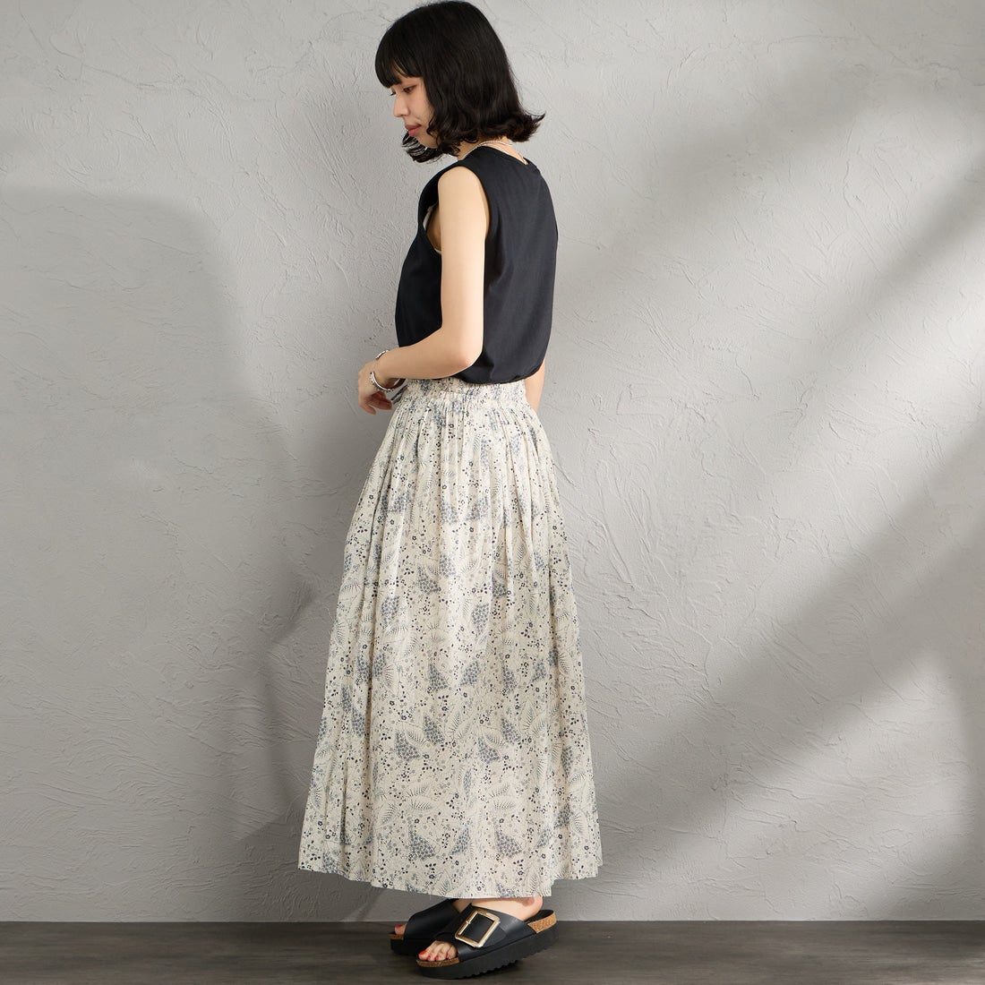 soil [ソイル] コットンボイル リーフ&フラワープリント ギャザースカート [NSL26065] 9339 GRY &&モデル身長：162cm 着用サイズ：2&&