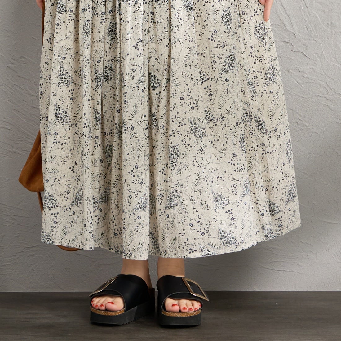 soil [ソイル] コットンボイル リーフ&フラワープリント ギャザースカート [NSL26065] 9339 GRY &&モデル身長：162cm 着用サイズ：2&&