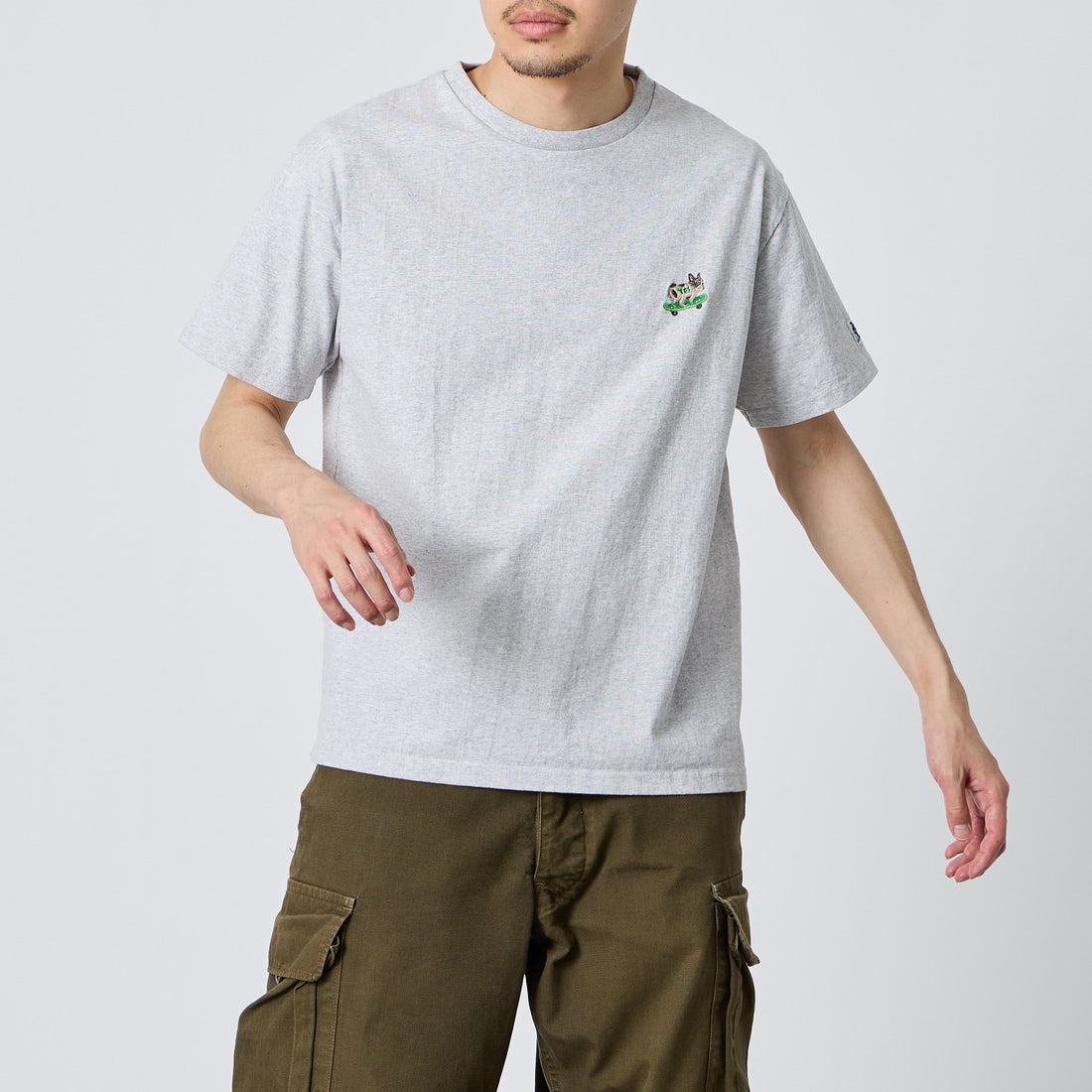The Endless Summer [エンドレスサマー] 別注 ワンポイントBUHI刺繍ロゴ ショートスリーブTシャツ [FH-26574507-JF] MIX GRAY &&モデル身長：168cm 着用サイズ：M&&