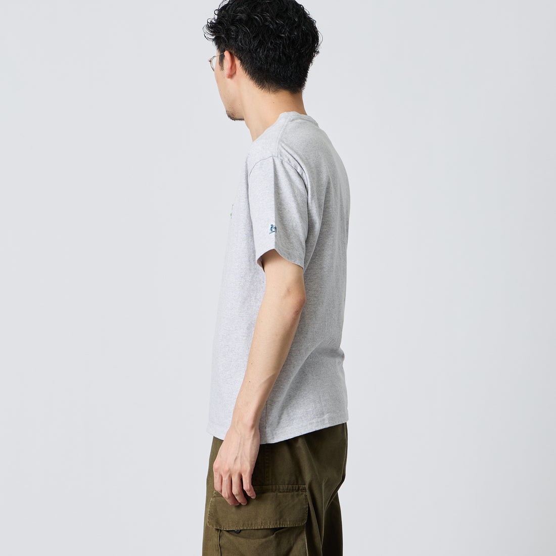 The Endless Summer [エンドレスサマー] 別注 ワンポイントBUHI刺繍ロゴ ショートスリーブTシャツ [FH-26574507-JF] MIX GRAY &&モデル身長：168cm 着用サイズ：M&&