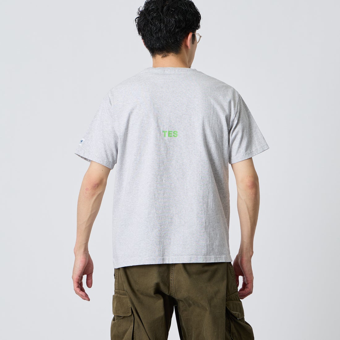 The Endless Summer [エンドレスサマー] 別注 ワンポイントBUHI刺繍ロゴ ショートスリーブTシャツ [FH-26574507-JF] MIX GRAY &&モデル身長：168cm 着用サイズ：M&&