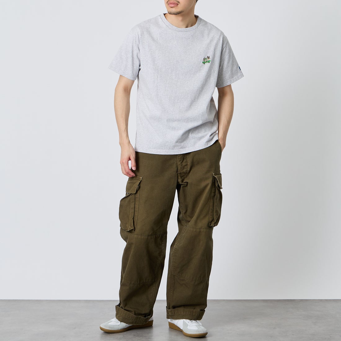 The Endless Summer [エンドレスサマー] 別注 ワンポイントBUHI刺繍ロゴ ショートスリーブTシャツ [FH-26574507-JF] MIX GRAY &&モデル身長：168cm 着用サイズ：M&&