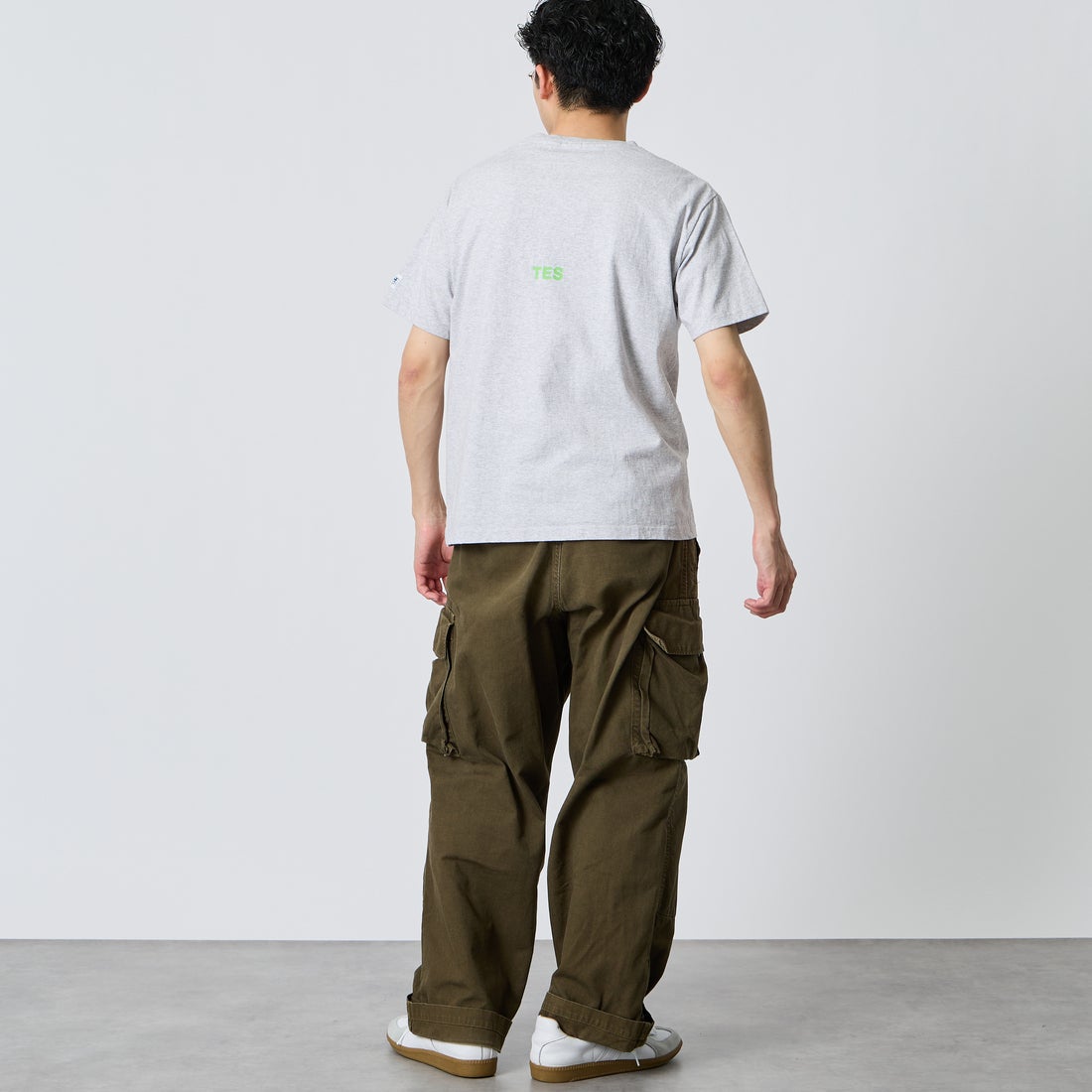 The Endless Summer [エンドレスサマー] 別注 ワンポイントBUHI刺繍ロゴ ショートスリーブTシャツ [FH-26574507-JF] MIX GRAY &&モデル身長：168cm 着用サイズ：M&&