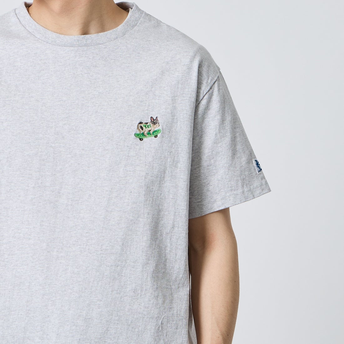 The Endless Summer [エンドレスサマー] 別注 ワンポイントBUHI刺繍ロゴ ショートスリーブTシャツ [FH-26574507-JF] MIX GRAY &&モデル身長：168cm 着用サイズ：M&&