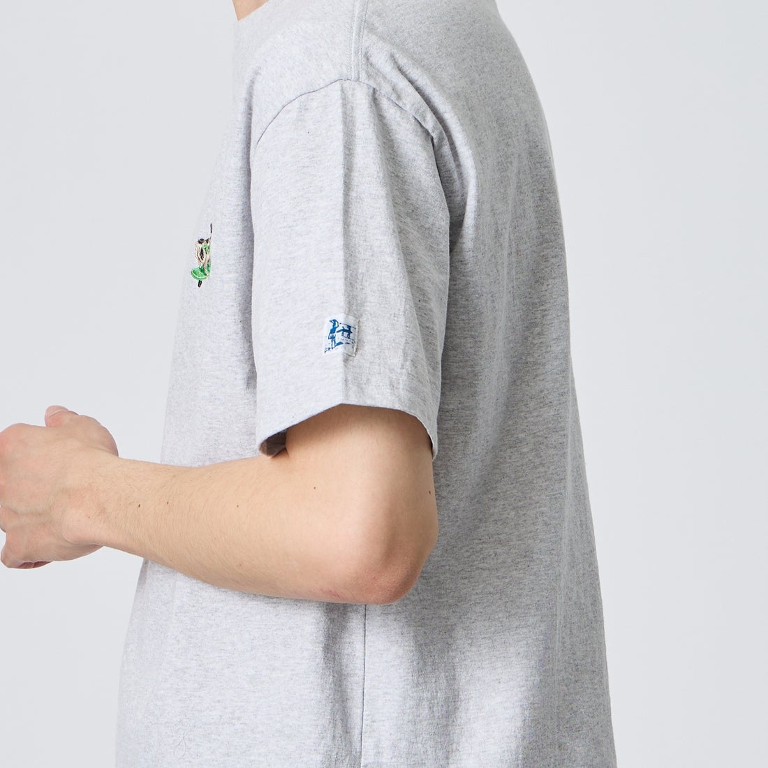 The Endless Summer [エンドレスサマー] 別注 ワンポイントBUHI刺繍ロゴ ショートスリーブTシャツ [FH-26574507-JF] MIX GRAY &&モデル身長：168cm 着用サイズ：M&&