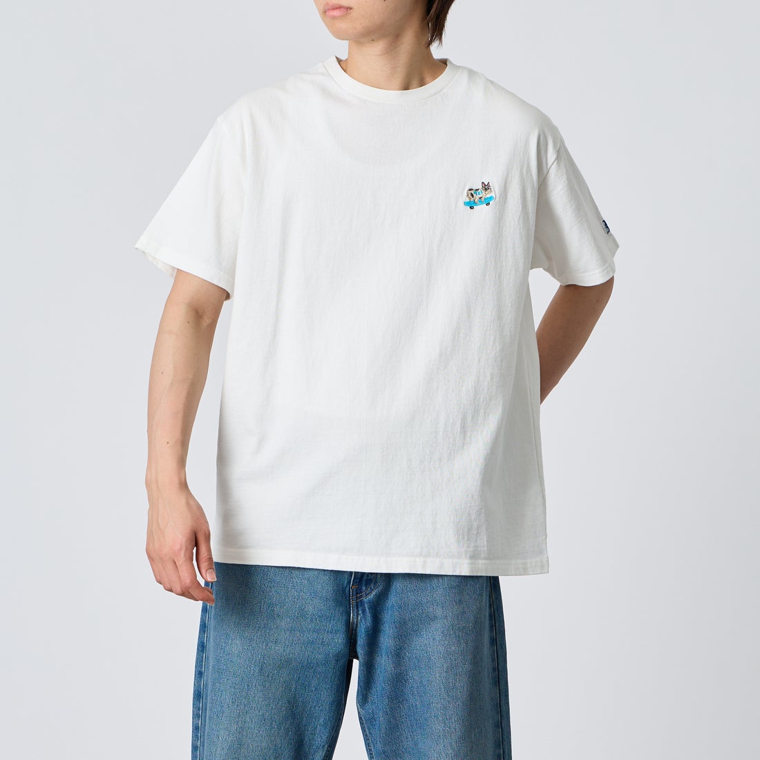 The Endless Summer [エンドレスサマー] 別注 ワンポイントBUHI刺繍ロゴ ショートスリーブTシャツ [FH-26574507-JF] WHITE &&モデル身長：177cm 着用サイズ：L&&