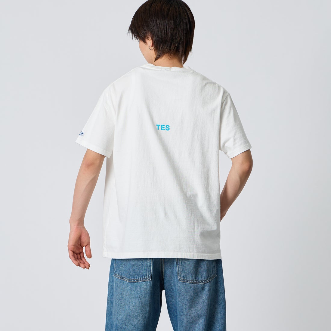 The Endless Summer [エンドレスサマー] 別注 ワンポイントBUHI刺繍ロゴ ショートスリーブTシャツ [FH-26574507-JF] WHITE &&モデル身長：177cm 着用サイズ：L&&