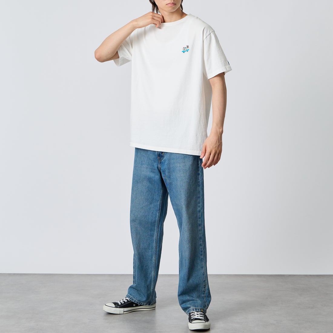 The Endless Summer [エンドレスサマー] 別注 ワンポイントBUHI刺繍ロゴ ショートスリーブTシャツ [FH-26574507-JF] WHITE &&モデル身長：177cm 着用サイズ：L&&