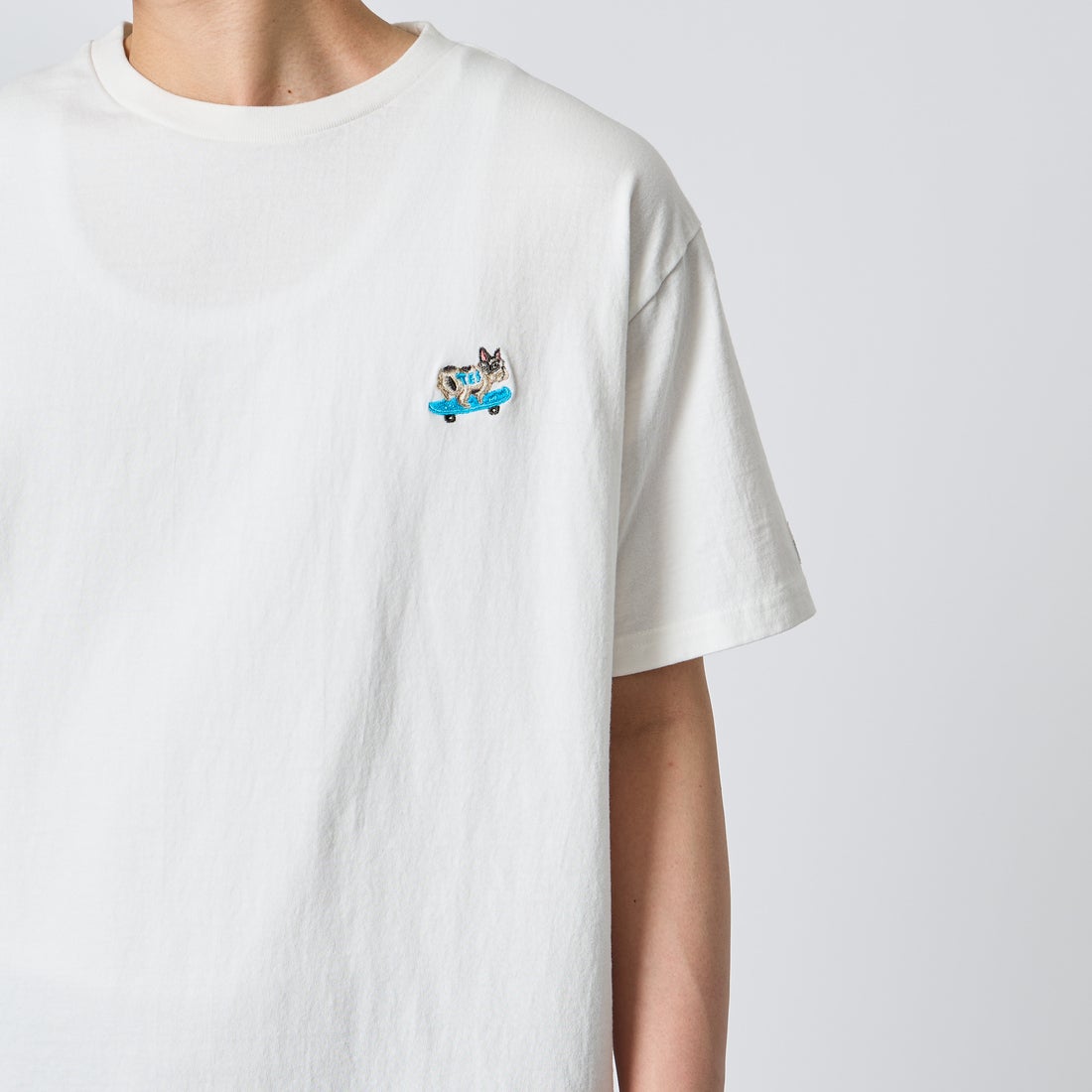 The Endless Summer [エンドレスサマー] 別注 ワンポイントBUHI刺繍ロゴ ショートスリーブTシャツ [FH-26574507-JF] WHITE &&モデル身長：177cm 着用サイズ：L&&
