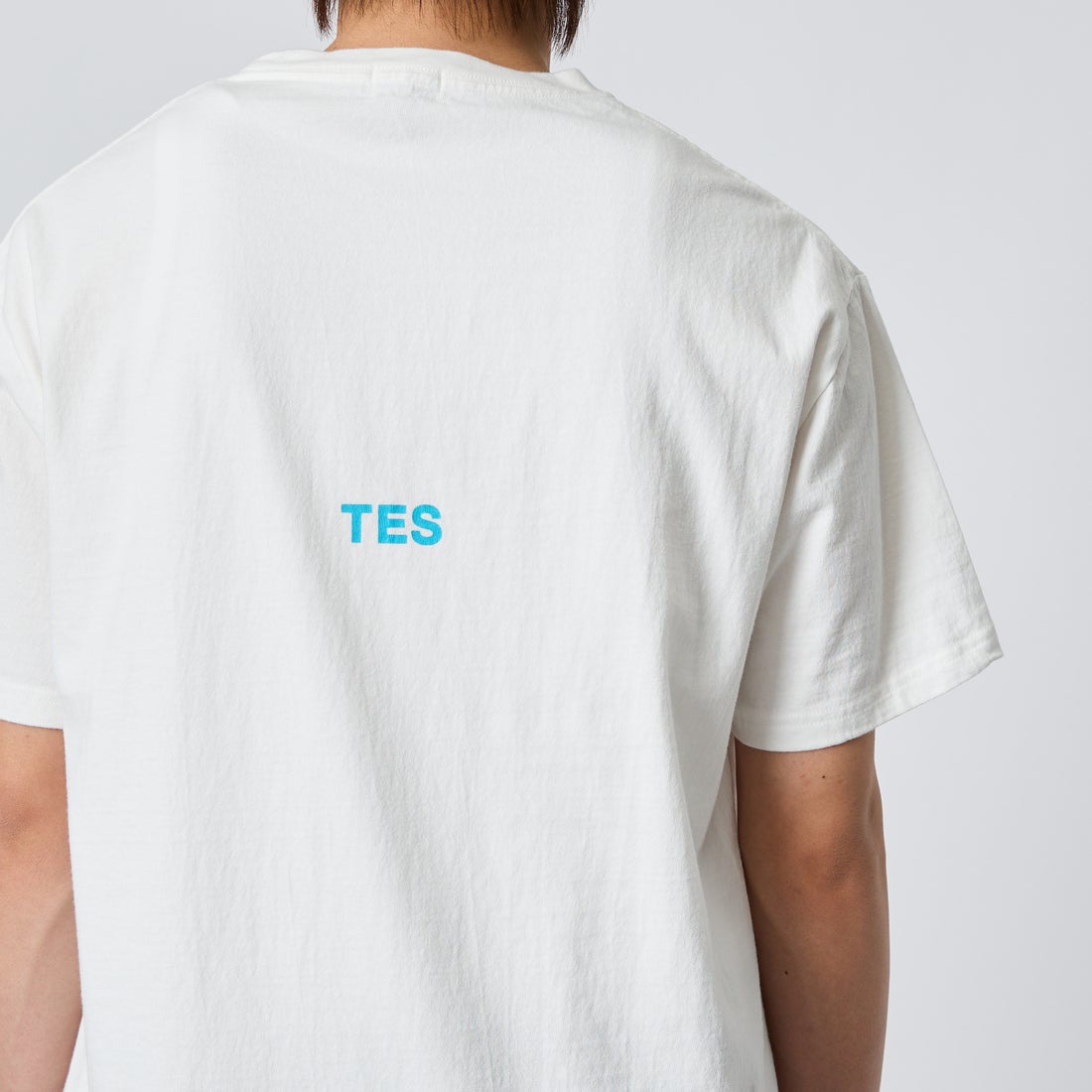 The Endless Summer [エンドレスサマー] 別注 ワンポイントBUHI刺繍ロゴ ショートスリーブTシャツ [FH-26574507-JF] WHITE &&モデル身長：177cm 着用サイズ：L&&