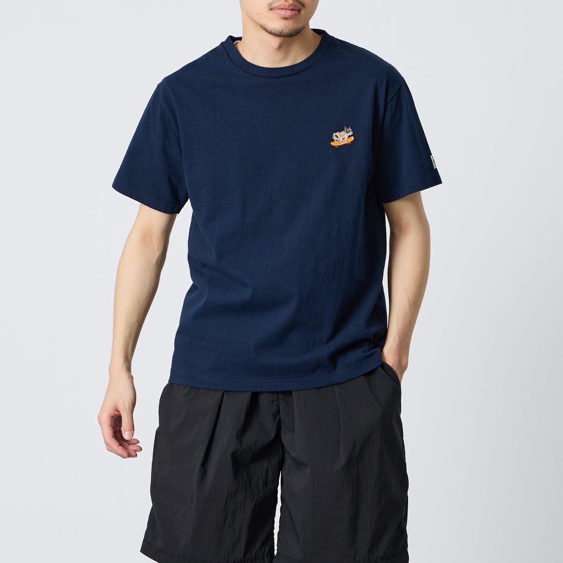 The Endless Summer [エンドレスサマー] 別注 ワンポイントBUHI刺繍ロゴ ショートスリーブTシャツ [FH-26574507-JF] NAVY &&モデル身長：168cm 着用サイズ：M&&