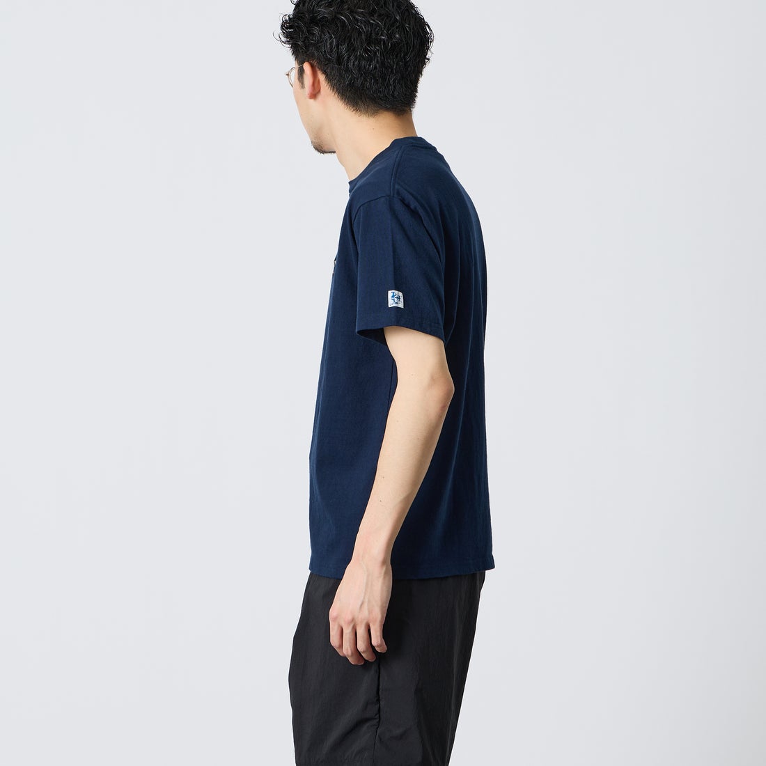 The Endless Summer [エンドレスサマー] 別注 ワンポイントBUHI刺繍ロゴ ショートスリーブTシャツ [FH-26574507-JF] NAVY &&モデル身長：168cm 着用サイズ：M&&