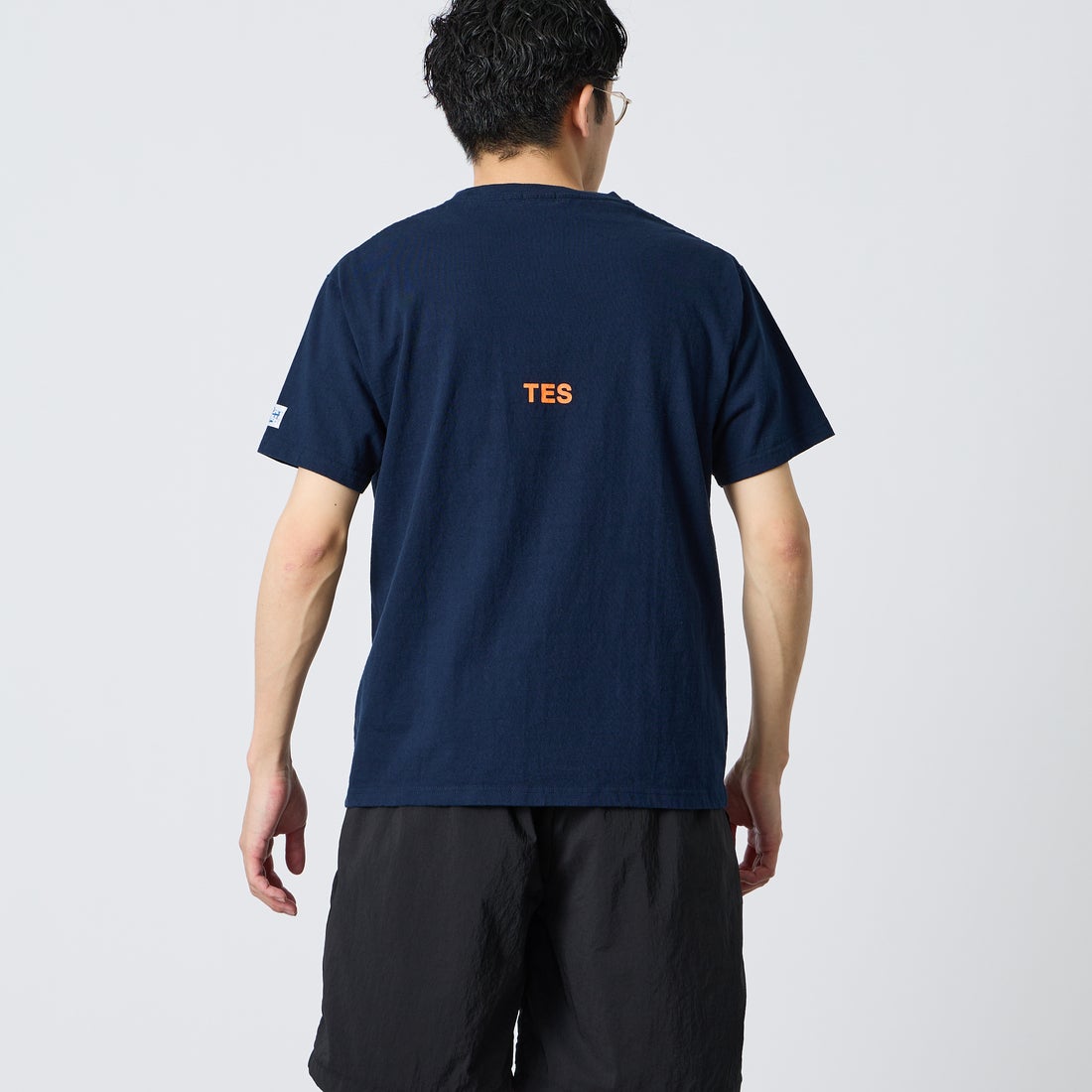 The Endless Summer [エンドレスサマー] 別注 ワンポイントBUHI刺繍ロゴ ショートスリーブTシャツ [FH-26574507-JF] NAVY &&モデル身長：168cm 着用サイズ：M&&