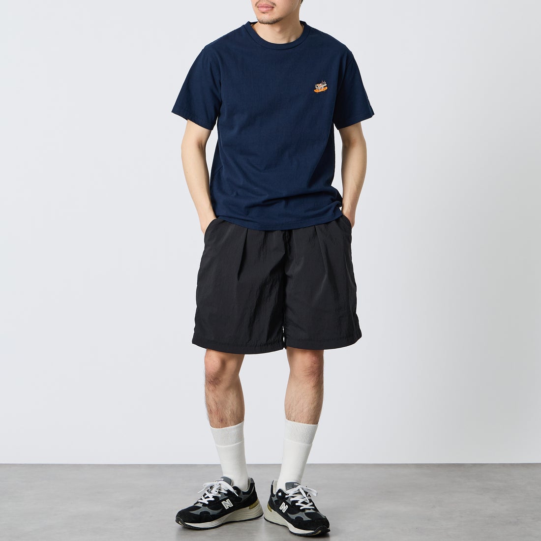 The Endless Summer [エンドレスサマー] 別注 ワンポイントBUHI刺繍ロゴ ショートスリーブTシャツ [FH-26574507-JF] NAVY &&モデル身長：168cm 着用サイズ：M&&