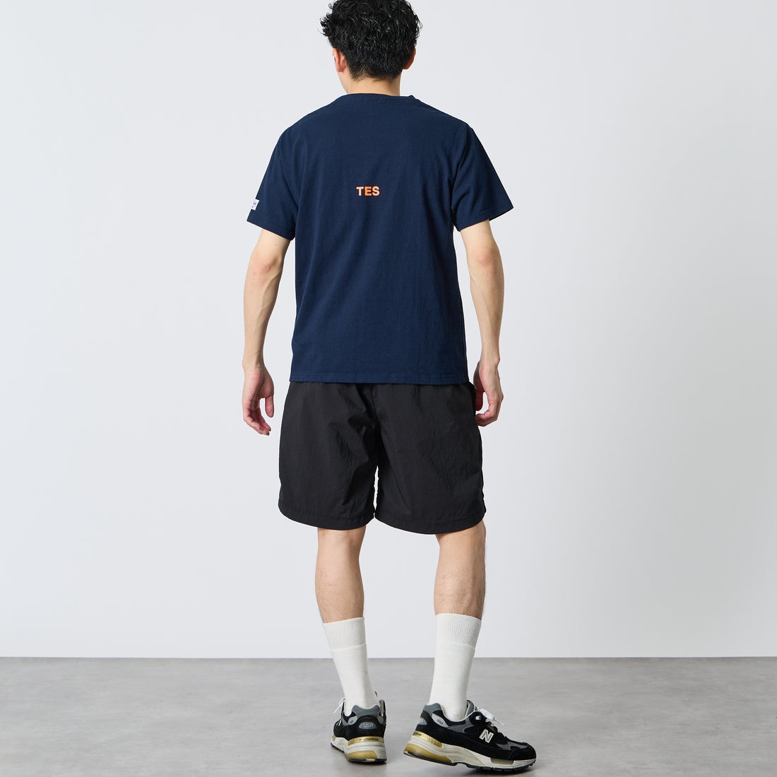 The Endless Summer [エンドレスサマー] 別注 ワンポイントBUHI刺繍ロゴ ショートスリーブTシャツ [FH-26574507-JF] NAVY &&モデル身長：168cm 着用サイズ：M&&