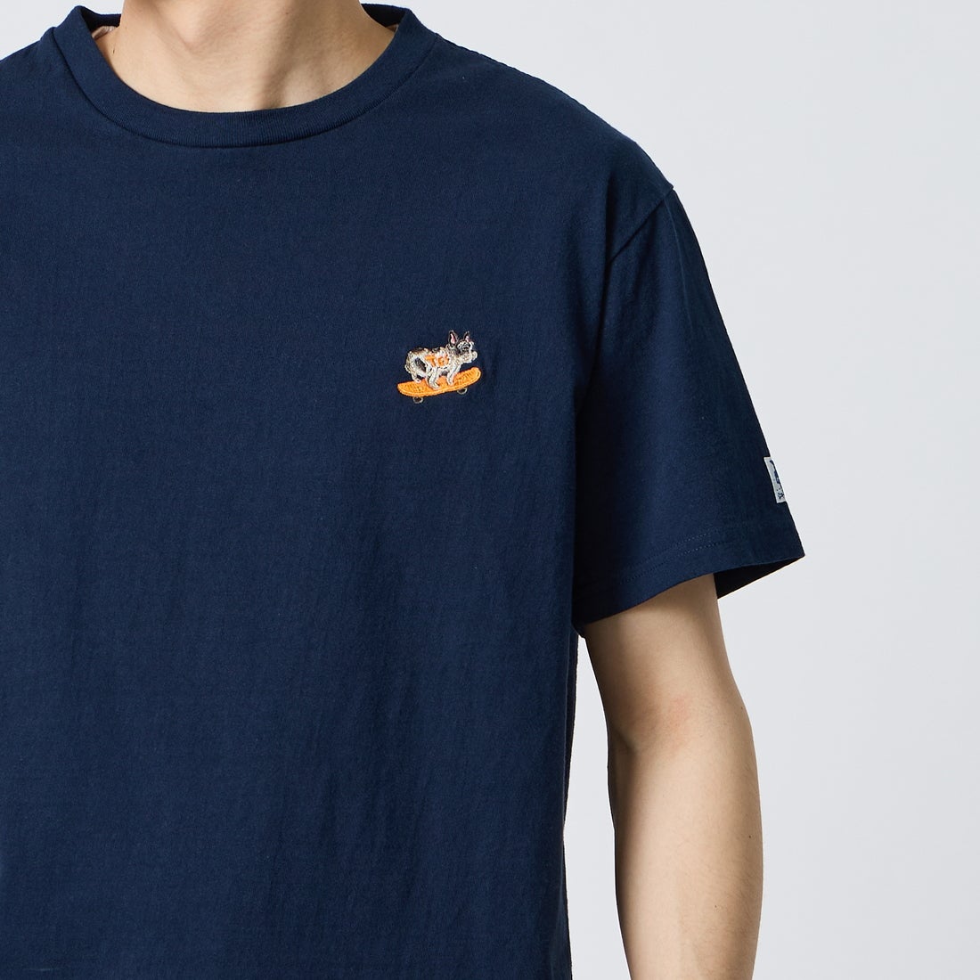 The Endless Summer [エンドレスサマー] 別注 ワンポイントBUHI刺繍ロゴ ショートスリーブTシャツ [FH-26574507-JF] NAVY &&モデル身長：168cm 着用サイズ：M&&