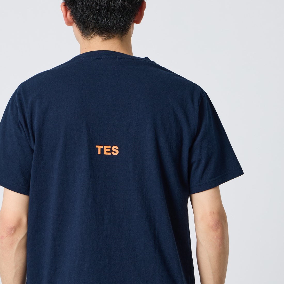 The Endless Summer [エンドレスサマー] 別注 ワンポイントBUHI刺繍ロゴ ショートスリーブTシャツ [FH-26574507-JF] NAVY &&モデル身長：168cm 着用サイズ：M&&