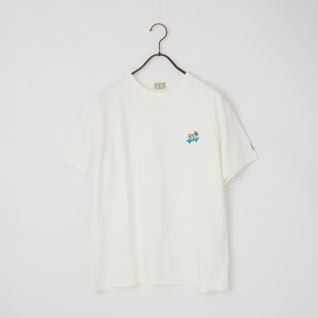 The Endless Summer [エンドレスサマー] 別注 ワンポイントBUHI刺繍ロゴ ショートスリーブTシャツ [FH-26574507-JF] WHITE