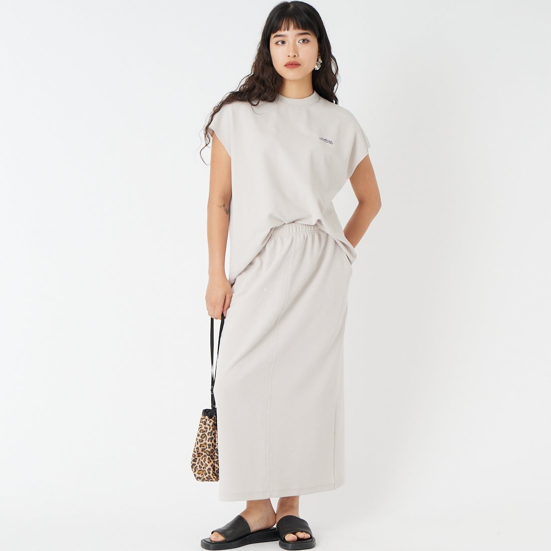 THOUSAND MILE [サウザンド マイル] テックワッフルイージースカート [TM261WF00112] 15 GREIGE &&モデル身長：162cm 着用サイズ：F&&