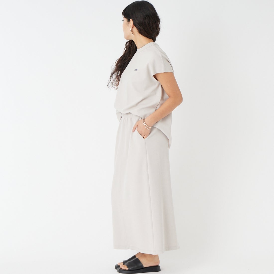 THOUSAND MILE [サウザンド マイル] テックワッフルイージースカート [TM261WF00112] 15 GREIGE &&モデル身長：162cm 着用サイズ：F&&
